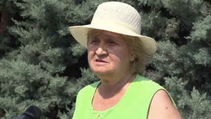Reportaj in Voluntari. Doamna Rodica Toata lumea stia ce se intampla. Pandele cu Firea stau imediat aici dupa colt Erau atat de slabi de nu va imaginati Plangeati langa ei Cand erau la poarta si incepeau Da-mi si mie un covrig ca nu mai pot de foame