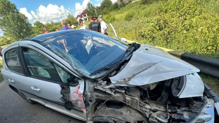 Noroc uimitor membrii unei familii din Suceava au reusit sa iasa din autoturismul blocat pe calea ferata inainte ca acesta sa fie zdrobit de tren