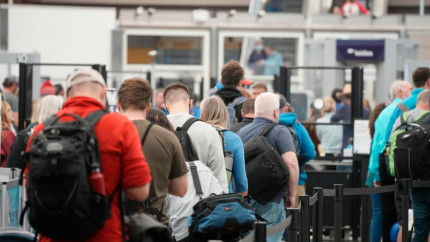 Minorii cu varsta intre 16 si 18 ani vor putea calatori in strainatate si fara sa fie insotiti de un adult