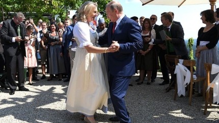 Tradatori din toate tarile fugiti fostul ministru austriac de Externe care a dansat cu Putin la nunta sa s-a stabilit in Rusia