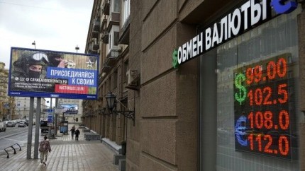 Rusia castiga mai putin din petrol si cheltuieste mai mult pe razboi. Deocamdata sanctiunile functioneaza ca o otrava lenta