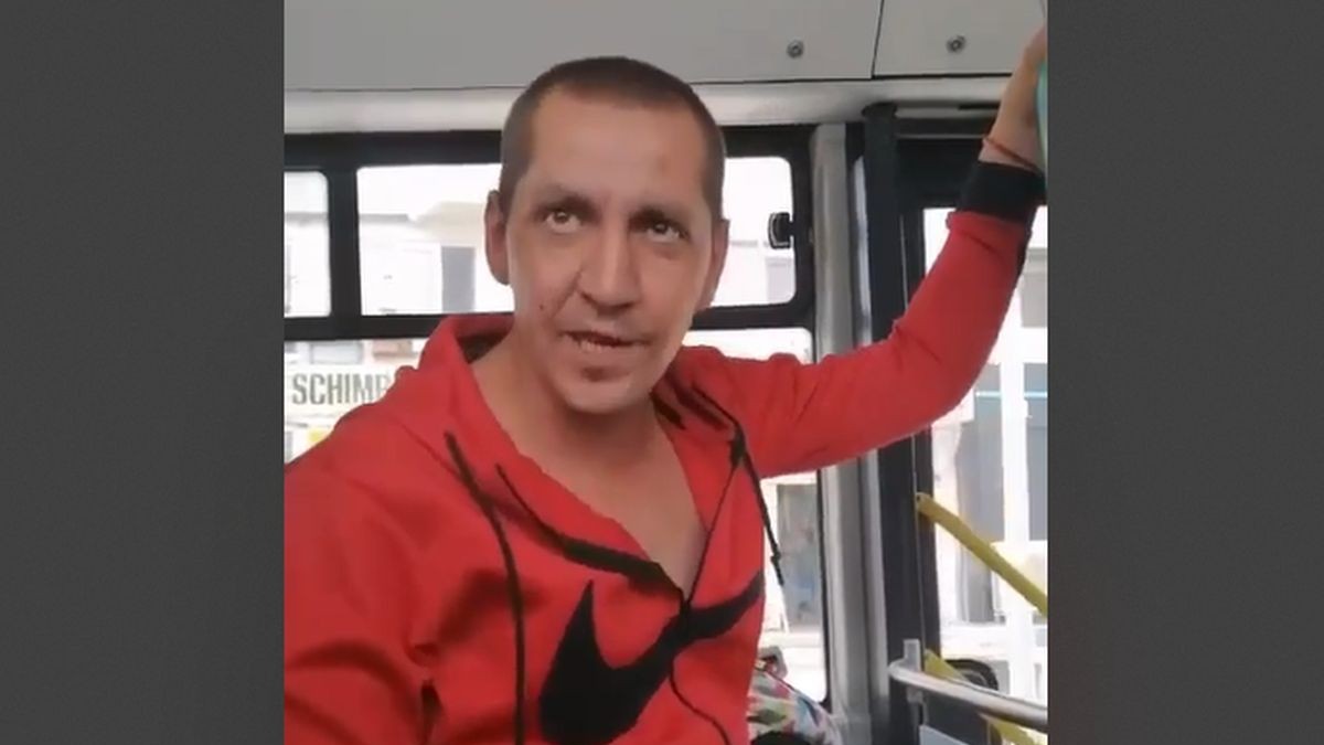 Ne agreseaza. Curajul a doua minore din Galati au reactionat dupa ce un individ le-a atins in autobuz - Video