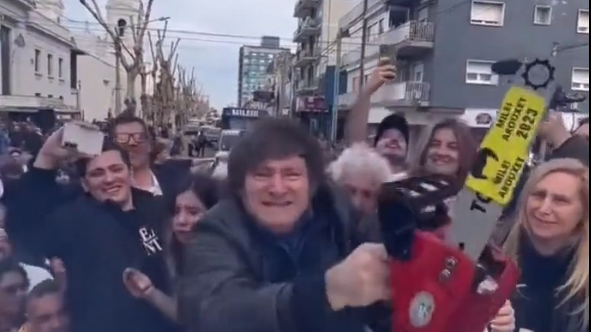 Candidatul radical la alegerile prezidentiale din Argentina Javier Milei a venit la un miting fluturand deasupra capului o drujba pornita - VIDEO
