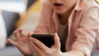 Copilul stă mult în fața ecranelor și pare tot mai retras ce trebuie să știe părinții