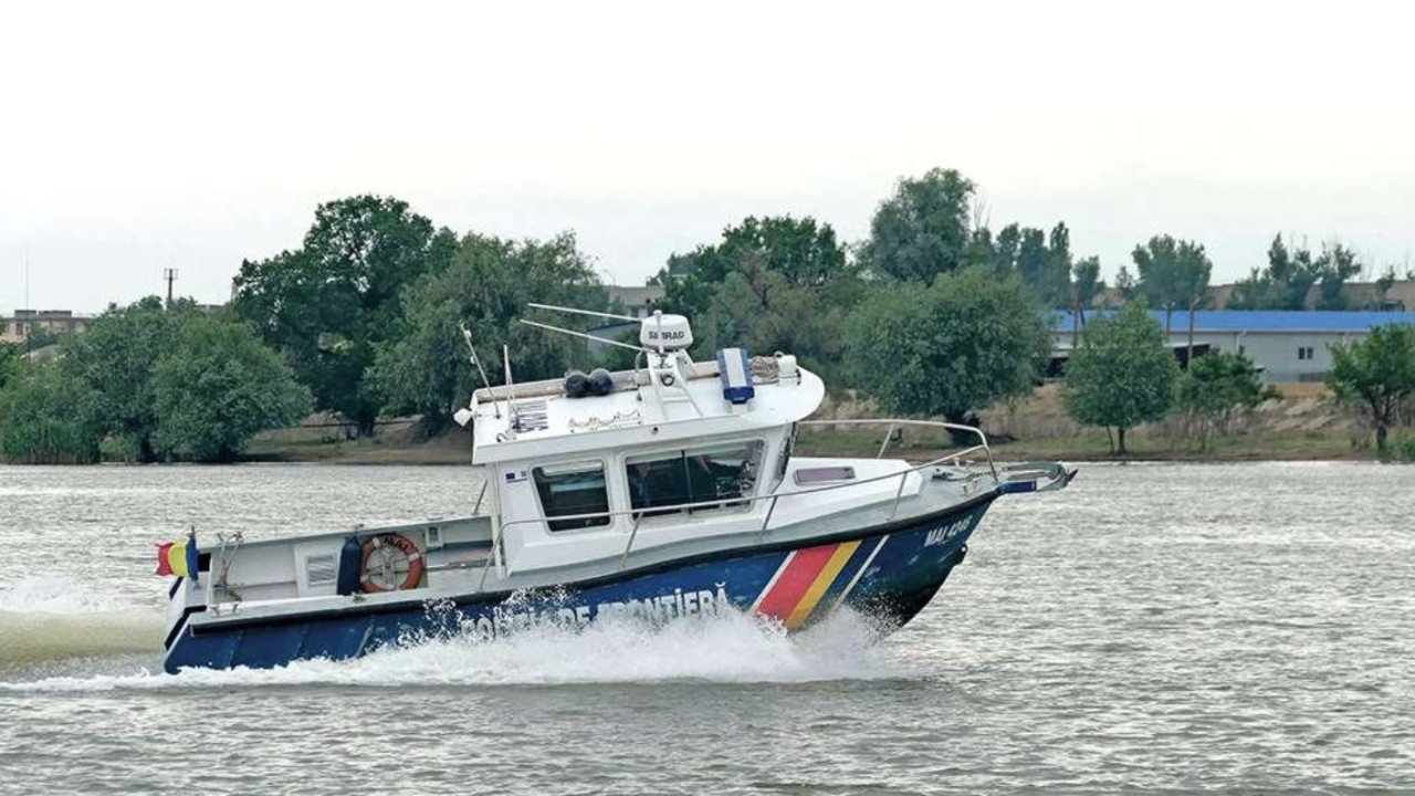 Doi romani intr-o barca au esuat pe malul ucrainean insa le este frica sa coboare. Au refuzat sa urce intr-o salupa a granicerilor ucraineni