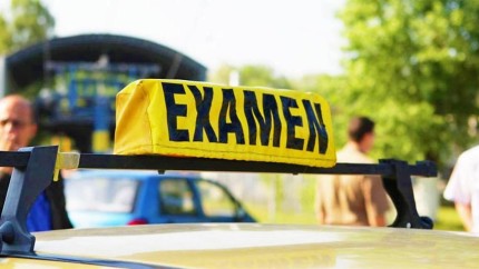 Un tanar din Cluj s-a emotionat la examenul auto si i-a inmanat politistului examinator odata cu buletinul si un pliculet cu droguri. Testele au confirmat ca tanarul venise drogat