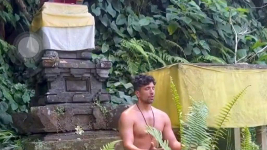Un turist este cautat dupa ce a fost filmat meditand dezbracat in fata unui altar hindus sacru
