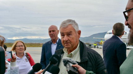 Aeroportul Brasov. Pasagerul numarul 50.000 a primit 500 de euro plus mai multe cadouri din partea oficialilor locali