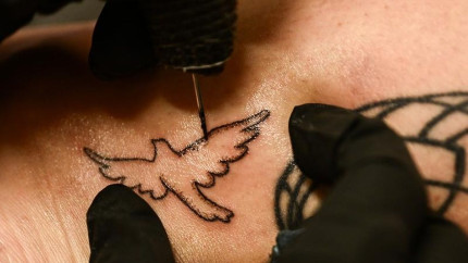 Un salon din California ofera clientilor tatuaje impregnate cu cenusa persoanelor dragi decedate