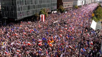 Miting urias la Varsovia Marea renastere a Poloniei. Opozitia spera la o rasturnare a intentiei de vot pe ultima suta de metri