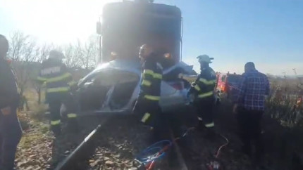 Calatori lasati in statie dupa ce locomotiva trenului in care se aflau a trebuit sa o inlocuiasca pe alta care a lovit un BMW