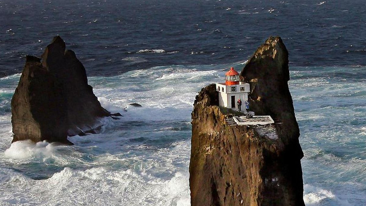 Cel mai izolat far din lume de afla in Islanda in varful unei stanci. Nu se poate ajunge acolo decat cu elicopterul - Video