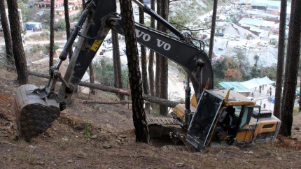Salvarea muncitorilor blocati in tunelului indian va dura mult mai mult dupa ce echipamentul de foraj a fost avariat. Se continua cu unelte electrice manuale