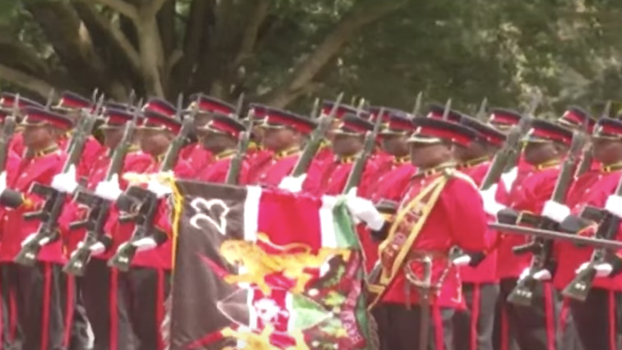 Imnul Romaniei cantat fals de fanfara prezidentiala din Kenya. Imnul a primit note mai vesele - Video