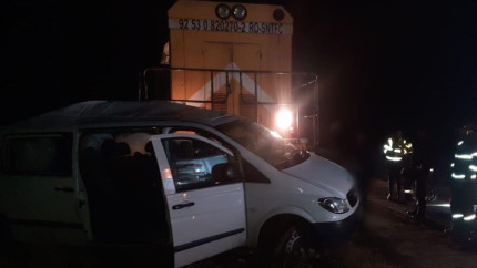 Autoutilitara lovita de tren la Radauti. Patru oameni raniti