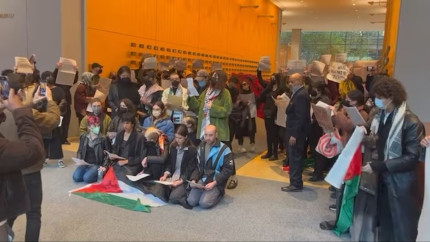 Sediul ziarului The New York Times luat cu asalt de manifestanti pro-palestinieni furiosi ca publicatia ar fi partinitoare fata de Israel in conflictul cu Hamas
