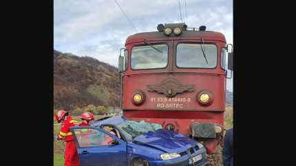 Culmea ghinionului pentru un mecanic de locomotiva i-au intrat in fata doua masini intr-o saptamana