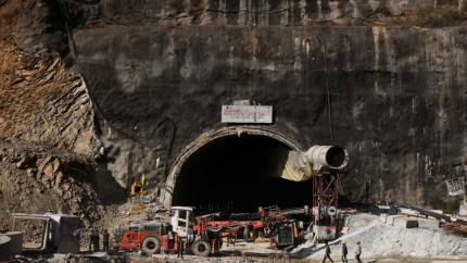 Salvatorii indieni au adus mineri specializati intr-o tehnica periculoasa pentru a fora printr-o teava ingusta pana la cei 41 de muncitori blocati in tunel