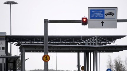 Finlanda a decis sa ridice bariere la patru puncte de trecere a frontierei pentru a opri migrantii despre care spune ca au fost trimisi de Rusia