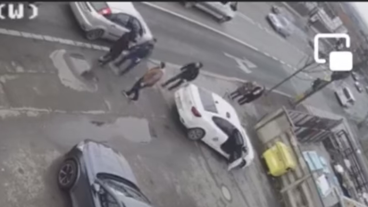 Cluj Trei barbati au sarit sa apere doua tinere care au fost atacate pe strada de un individ Era decis sa faca rau - Video