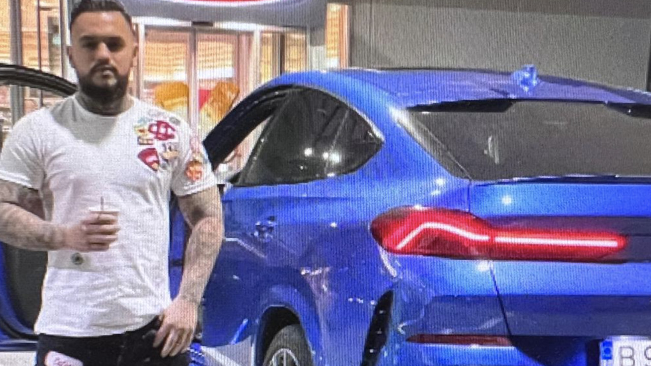 Membri ai clanului Stoaca saltati de mascati. Le-au confiscat masini si ceasuri de lux. Unul a incercat sa fuga prin curtea vilei - Video
