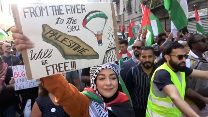 Multi dintre studentii americani care scandeaza De la rau la mare Palestina va fi libera considera ca sloganul se refera la fluviul Nil si Marea Caraibelor nu la Iordan si Mediterana