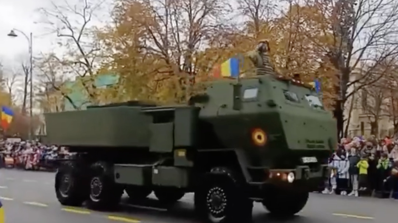 Viral pe Twitter Romanii au adus rachete HIMARS prin fata Ambasadei Rusiei in timpul paradei de 1 Decembrie Respect Romania