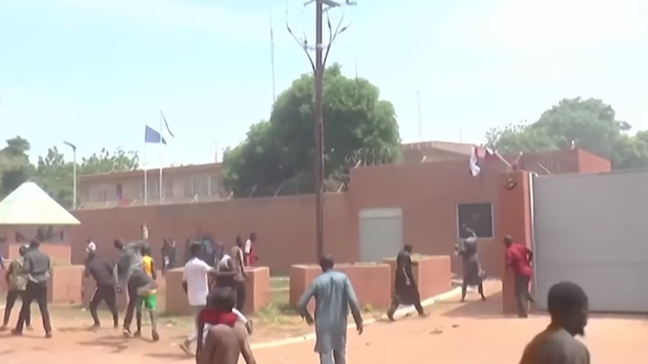 Franta intentioneaza sa inchida ambasada din Niger pe o perioada nedeterminata. Junta militara a impus restrictii care o  impiedica sa-si indeplineasca sarcinile diplomatice