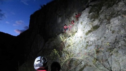 Salvamontistii gorjeni au ajuns la trei turisti rataciti intr-o zona greu accesibila din muntii Mehedinti. IN doua ore vor ajunge in siguranta