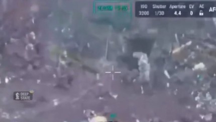 Imagini socante soldatii rusi executa doi prizonieri de razboi ucraineni neinarmati impuscandu-i de la mica distanta - VIDEO