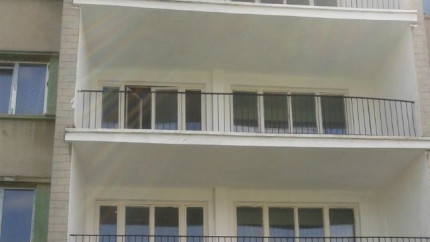 Evadare pe geam Doua eleve au incercat sa fuga din camin pentru a merge la club. Una dintre ele are o fractura la picior