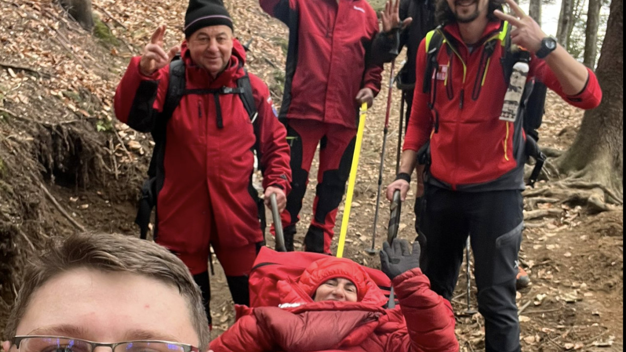 Experienta unei jurnaliste care si-a rupt piciorul pe munte Nu am cuvinte sa laud profesionalismul si da umanitatea celor de la Salvamont. Grija pe care care au avut-o