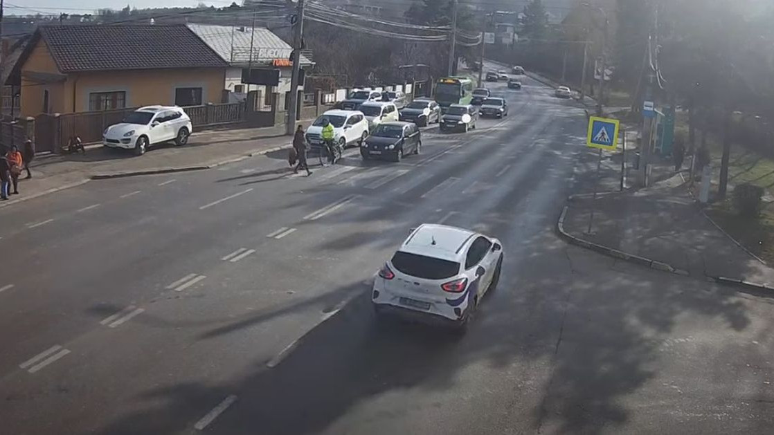 Un vlogger din Suceava a fost amendat dupa ce baut fiind a lovit in plin cu bicicleta pe trecerea de pietoni o mama cu doi copii - VIDEO