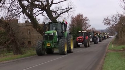 Un convoi de tractoare va lua cu asalt  Roma  fermierii protestarari ameninta sa blocheze timp de o saptamana traficul in capitala Italiei - VIDEO