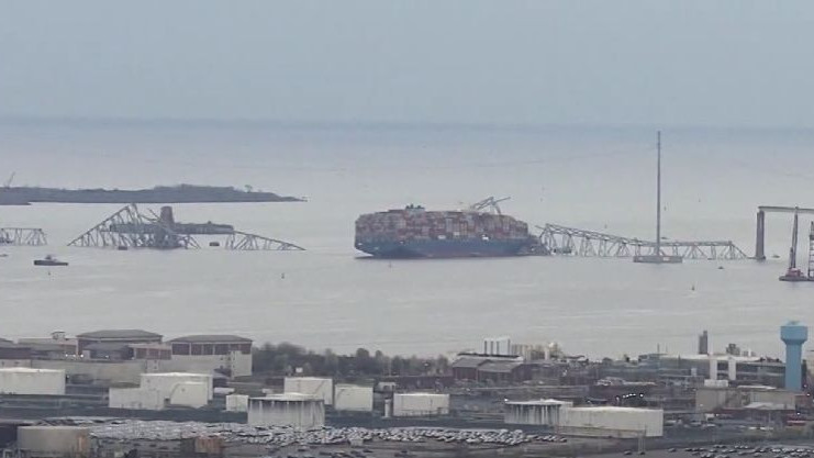 Cea mai mare macara de pe coasta de est a SUA a ajuns la Baltimore pentru a ajuta la indepartarea resturilor podului de pe nava avariata. Cautarea celor patru persoane inca disparute a fost deocamdata oprita