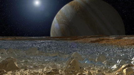 Europa satelitul planetei Jupiter produce suficient oxigen pentru a putea asigura supravietuirea unui milion de pamanteni