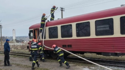 Incendiu la vagonul unui tren oprit in gara Cotnari. Douazeci de persoane s-au autoevacuat