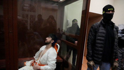 Torturati groaznic doi dintre suspectii atentatului terorist de la Moscova si-au recunoscut vinovatia  ceilalti doi au fost adusi in stare de inconstienta in sala tribunalului  VIDEO