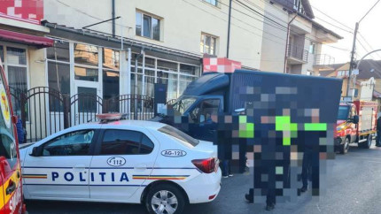 La un pas de tragedie o autoutilitara a intrat in refugiul unei statii de autobuz din Pitesti. Soferul a fost gasit inconstient la volan