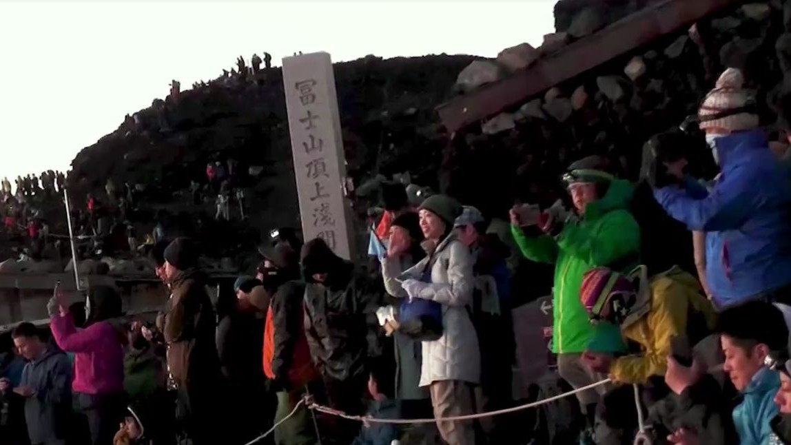 Depasite de situatie Autoritatile dintr-un oras japonez invadat de turisti ridica un gard de plasa de 25 metri inaltime pentru a bloca un loc popular pentru selfie-uri cu Muntele Fuji