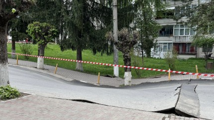 42 de persoane au fost evacuate in urma prabusirii unei strazi in Slanic. Situatia este in permanenta monitorizata