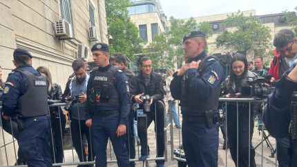 Circ in fata DNA au fost adusi jandarmii. A venit si Anca Alexandrescu iar fiica lui Maricel Pacuraru le cere tuturor romanilor sa iasa in strada Statul paralel este infrant astazi - Video