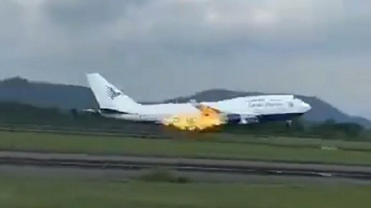 Avion Boeing in flacari avand 468 de oameni la bord. Datorita pilotului nimeni nu a fost ranit