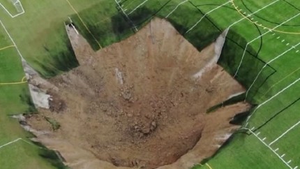 Un crater urias s-a deschis in mijlocul unui teren de fotbal din statul american Illinois - Video