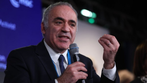 Garry Kasparov amenintat de Kremlin cu un dosar penal pentru incalcarea legii agentilor straini