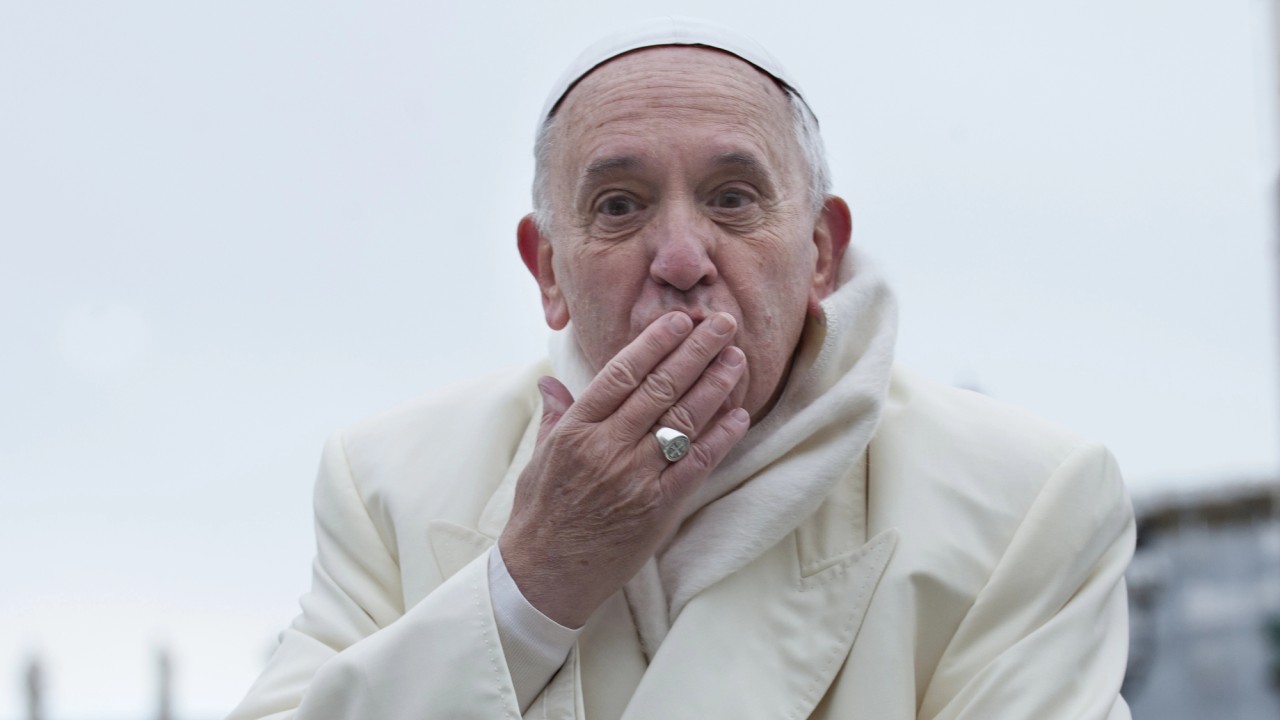 Ca-n Evul Mediu Papa Francisc l-a excomunicat pe fostul sau ambasador la Washington acuzandu-l de schisma dupa ce acesta a indraznit sa il critice