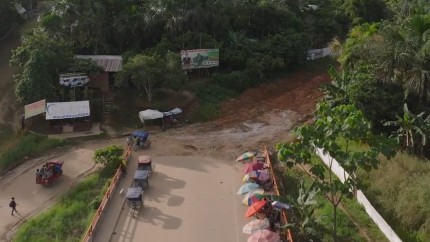 Cel mai lung pod construit vreodata in Peru nu duce deocamdata nicaieri. Proiectul de autostrada din care face parte se confrunta cu opozitia triburilor indigene