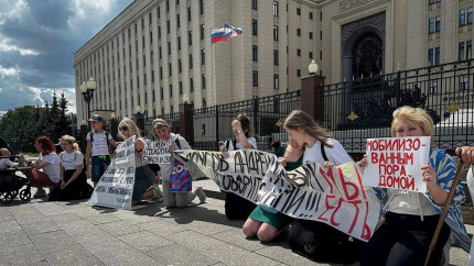 Eveniment rarisim 18 rusoaice au organizat un protest la Moscova cerand intoarcerea sotilor lor de pe frontul din Ucraina