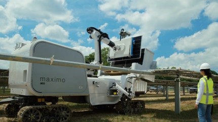 Un robot alimentat cu inteligenta artificiala ajuta la instalarea celui mai mare parc solar al Amazon din California