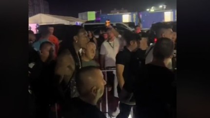 Rapperul Wiz Khalifa ridicat de politisti dupa ce si-a aprins o tigara cu marijuana pe scena festivalului Beach Please. Vloggerul Selly anuntase o campanie antidrog in cadrul festivalului